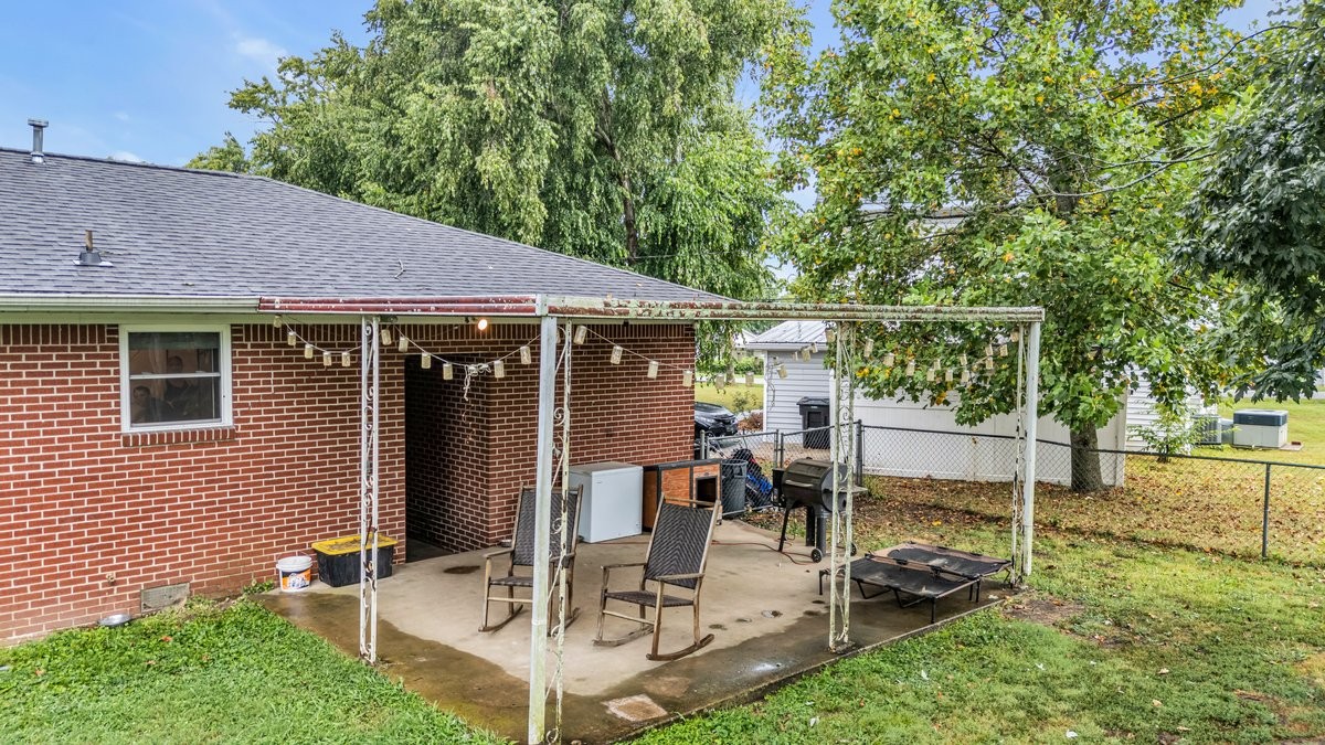 207 East Fort Street Tullahoma, TN 37388 - Photo 40 of 45 a view of a patio with table and chairs and potted plants