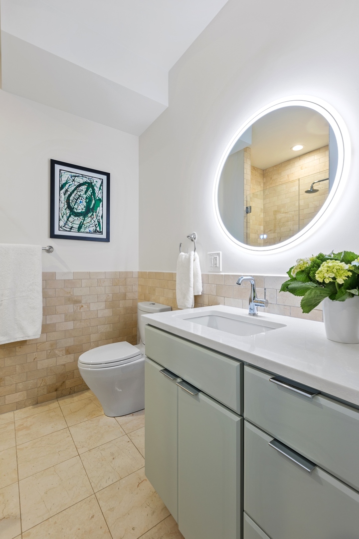 39 North Morgan Street, Unit 4 Chicago, IL 60607 - Photo 11 of 24 a bathroom with a toilet a sink and mirror