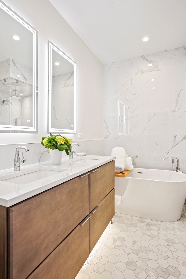 39 North Morgan Street, Unit 4 Chicago, IL 60607 - Photo 17 of 24 a bathroom with a tub sink and mirror