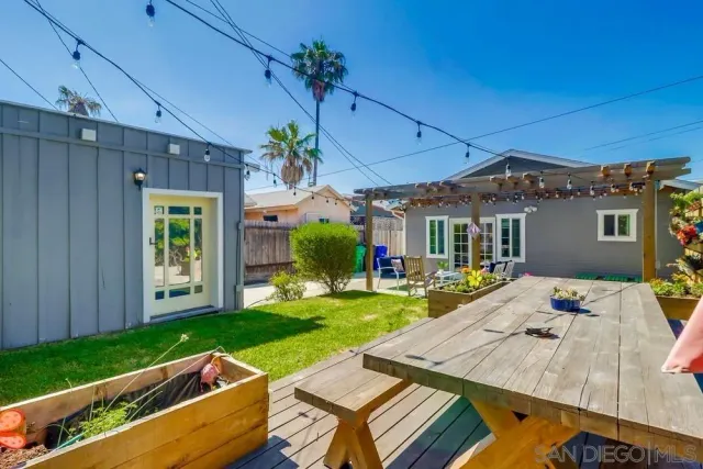 a view of a house with backyard and porch