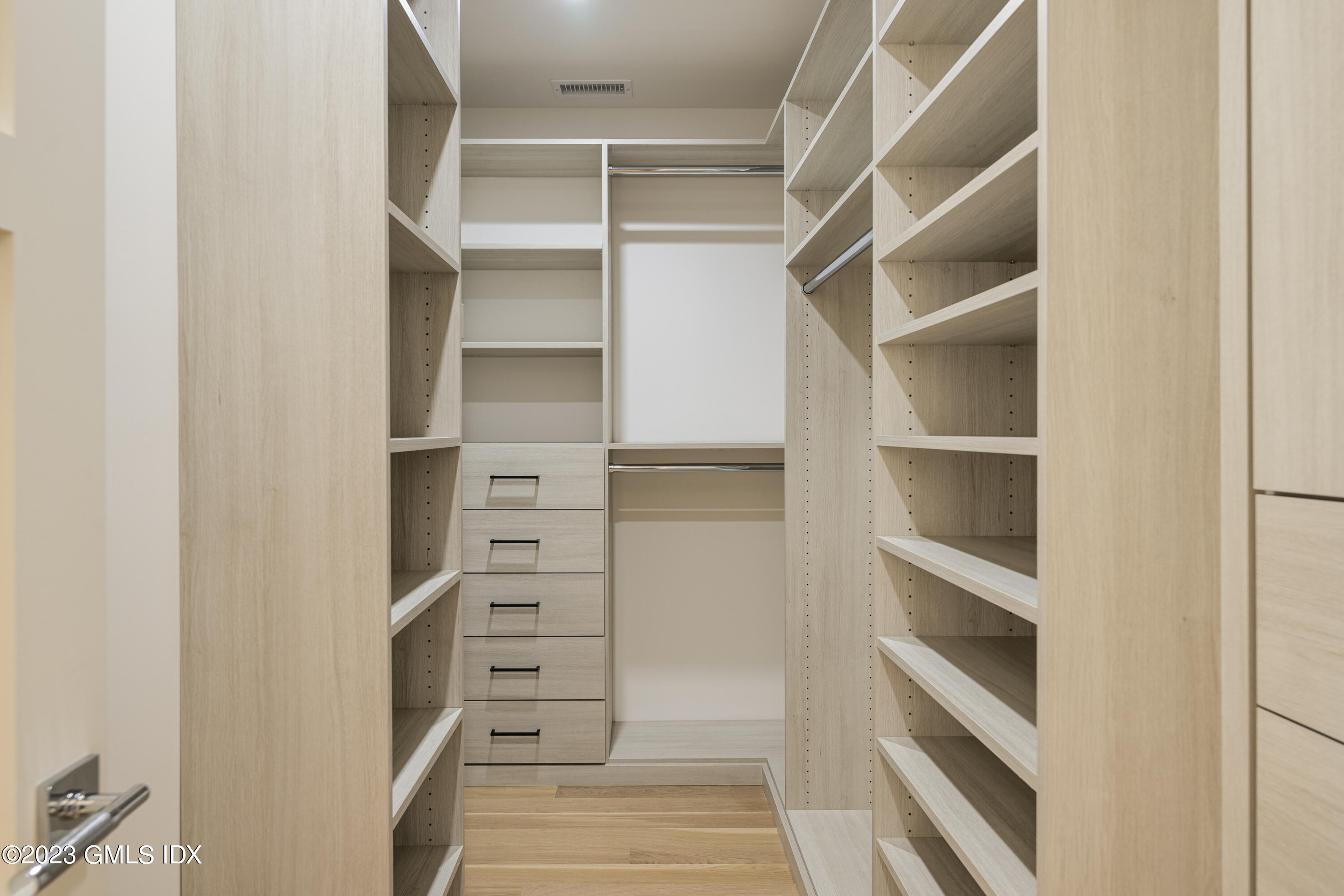 189 Davis Avenue, Unit B2 Greenwich, CT 06830 - Photo 13 of 27 Primary closet 1 of 2