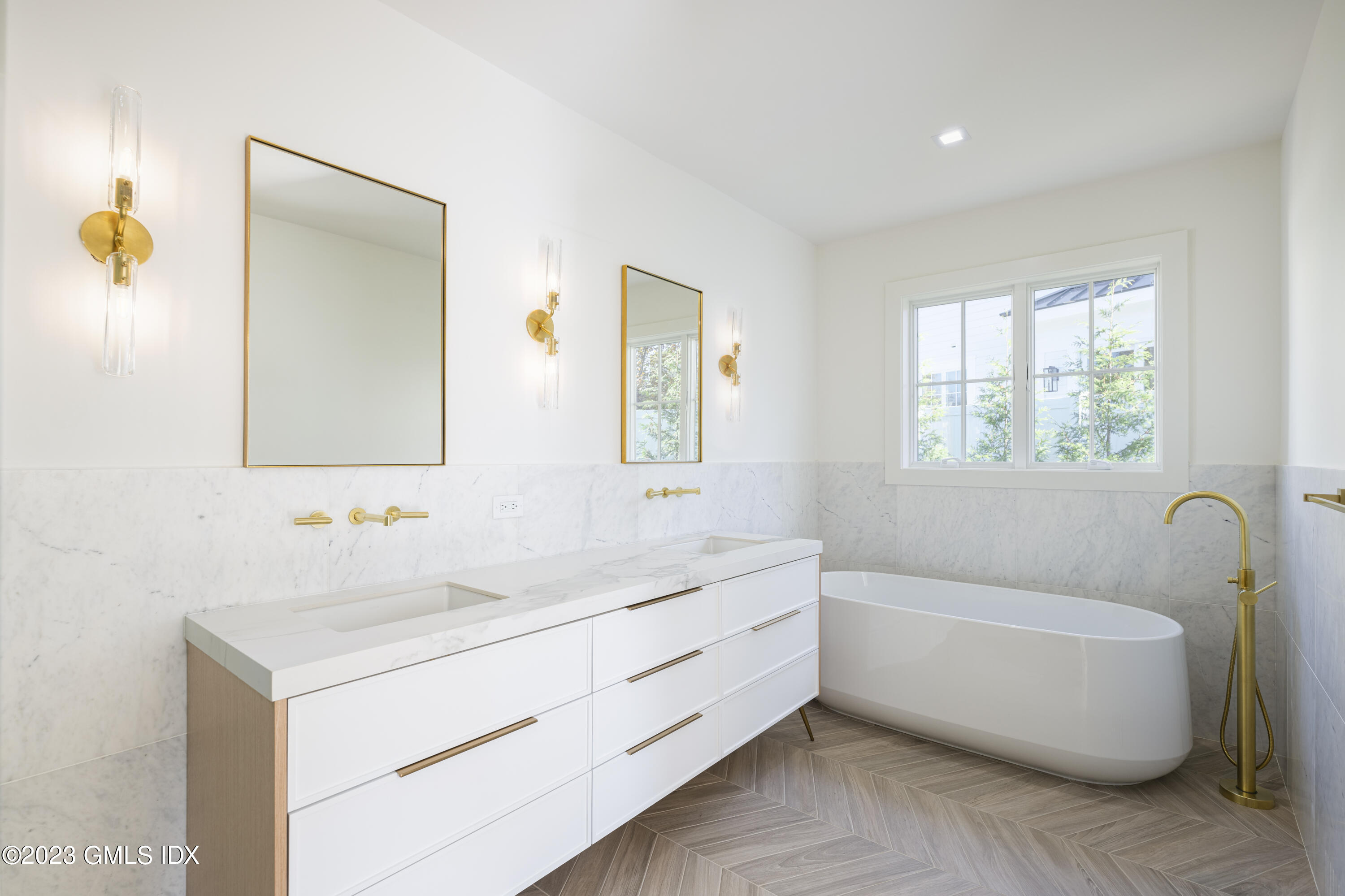 189 Davis Avenue, Unit B2 Greenwich, CT 06830 - Photo 15 of 27 Primary Bathroom 1