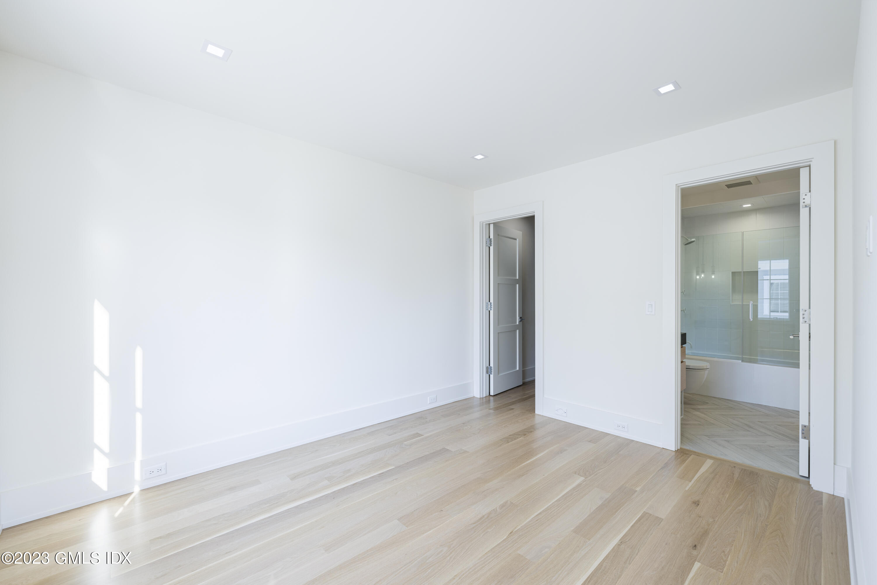 189 Davis Avenue, Unit B2 Greenwich, CT 06830 - Photo 16 of 27 Second floor full bedroom