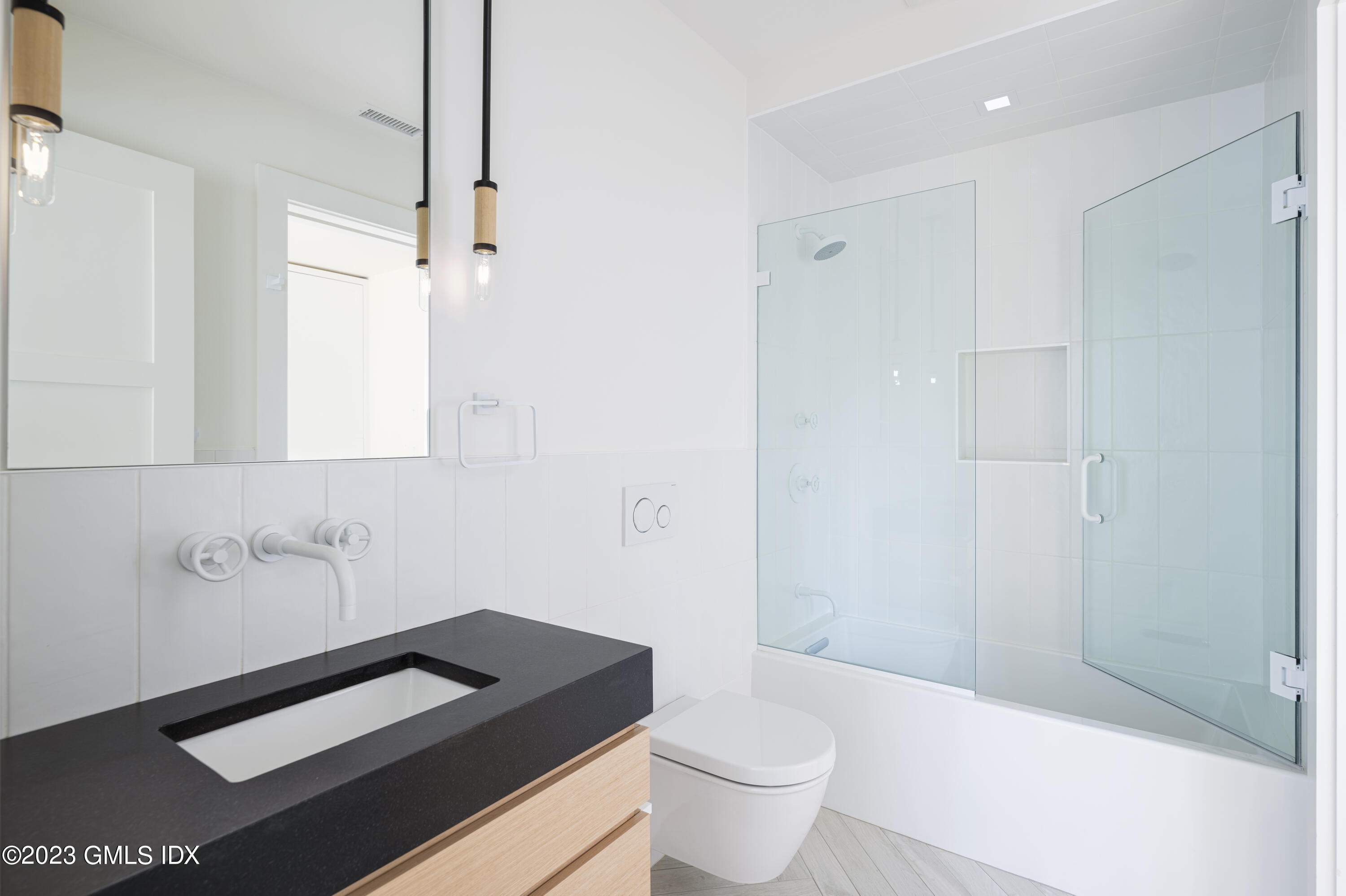 189 Davis Avenue, Unit B2 Greenwich, CT 06830 - Photo 17 of 27 Second floor full bath 1