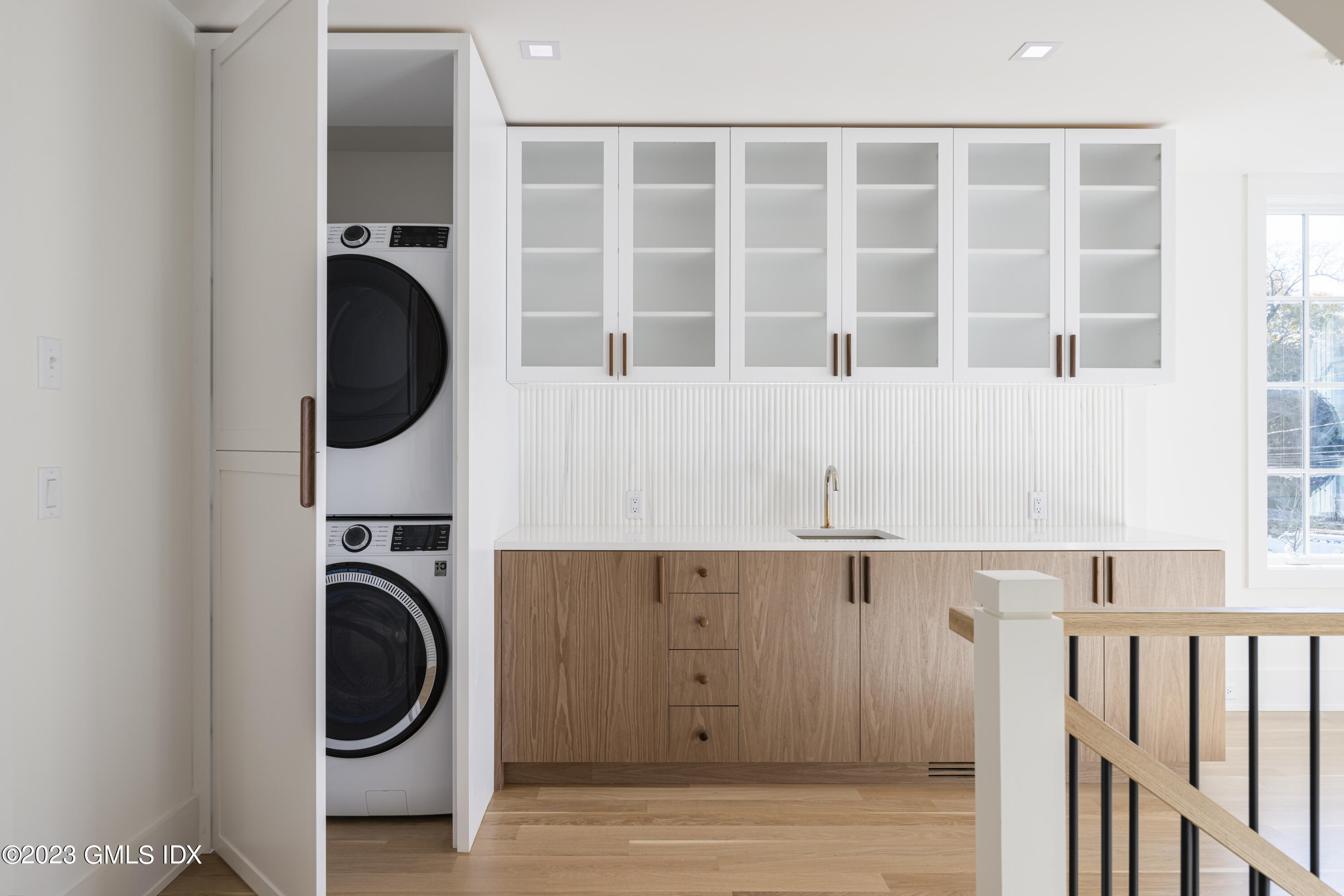 189 Davis Avenue, Unit B2 Greenwich, CT 06830 - Photo 19 of 27 Laundry door open