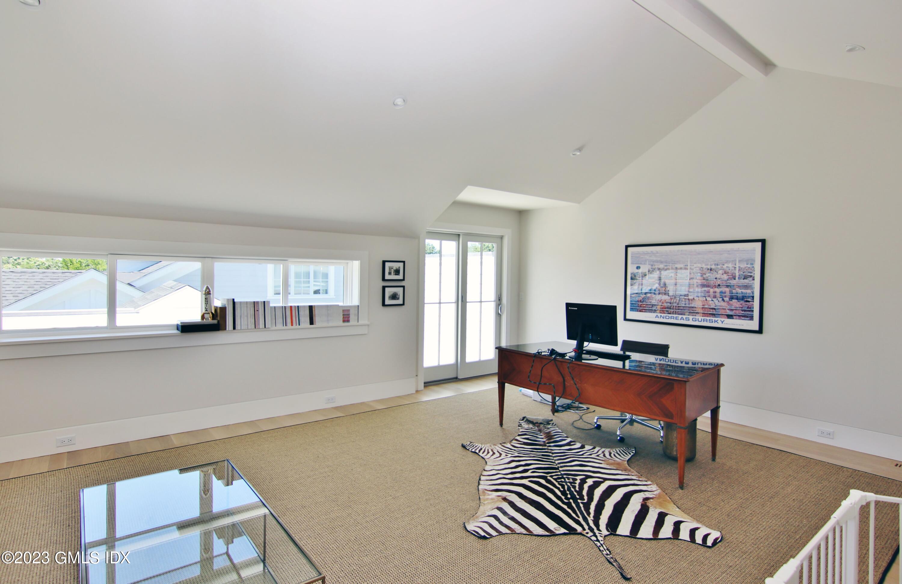 189 Davis Avenue, Unit B2 Greenwich, CT 06830 - Photo 20 of 27 Third floor bedroom