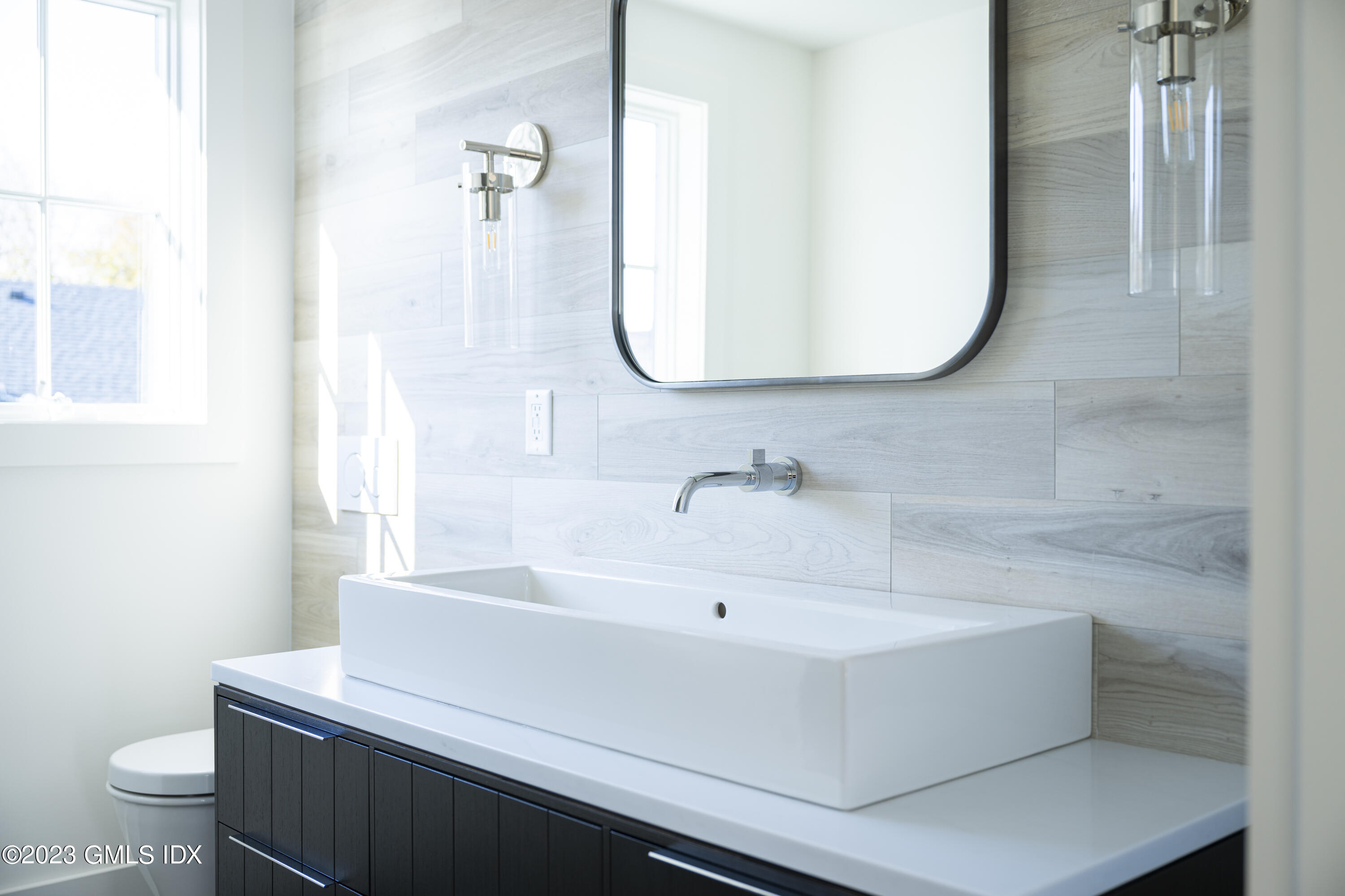 189 Davis Avenue, Unit B2 Greenwich, CT 06830 - Photo 21 of 27 Third floor full bath 2