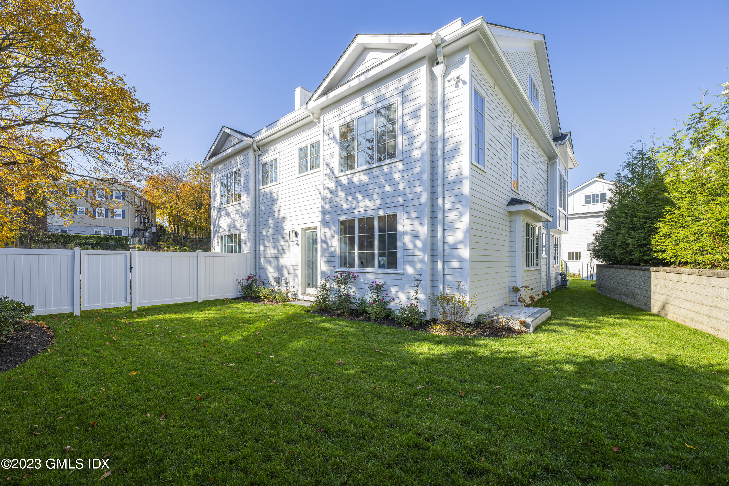 189 Davis Avenue, Unit B2 Greenwich, CT 06830 - Photo 26 of 27 Backyard 189DAC1