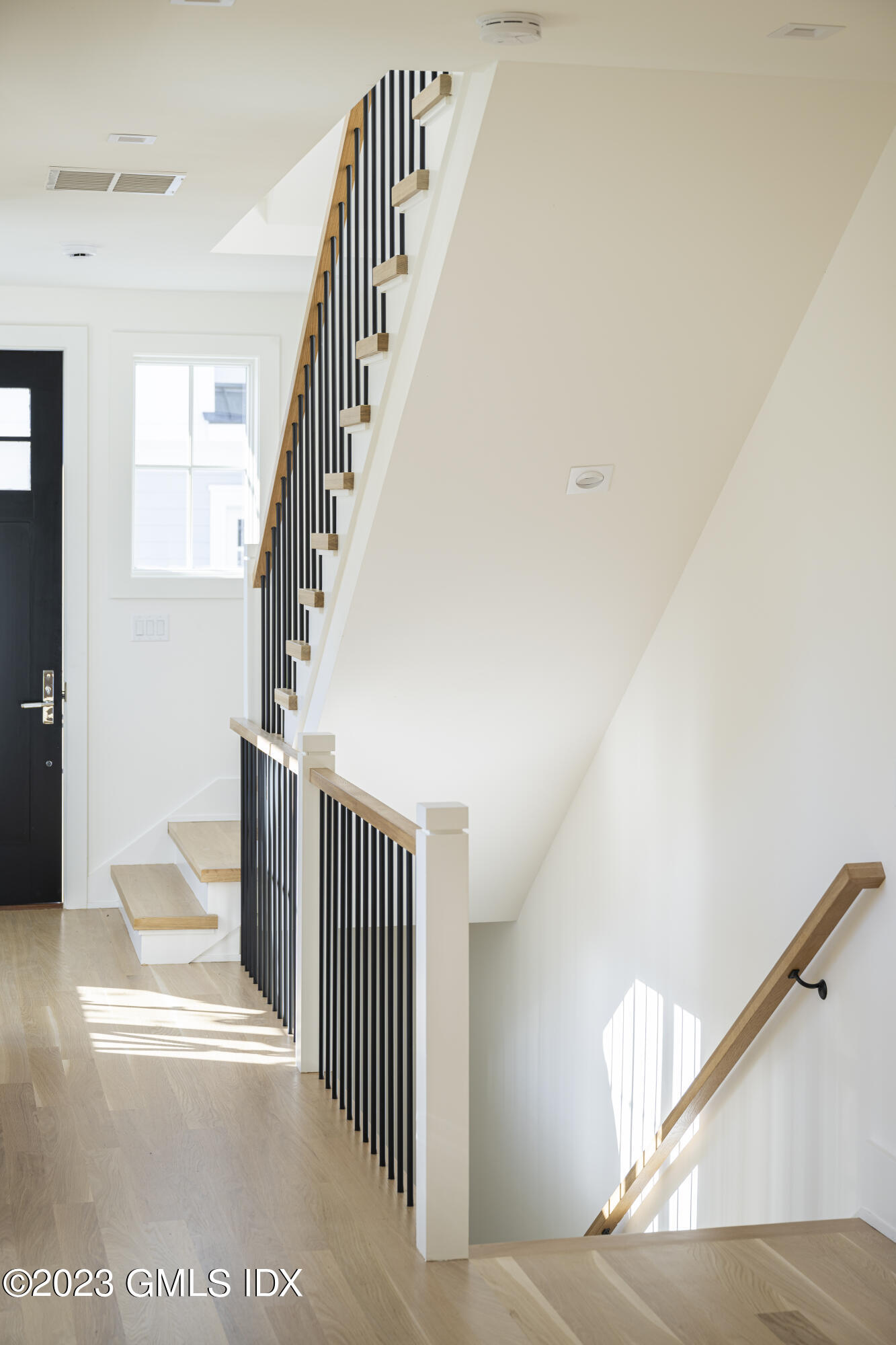 189 Davis Avenue, Unit B2 Greenwich, CT 06830 - Photo 4 of 27 Foyer