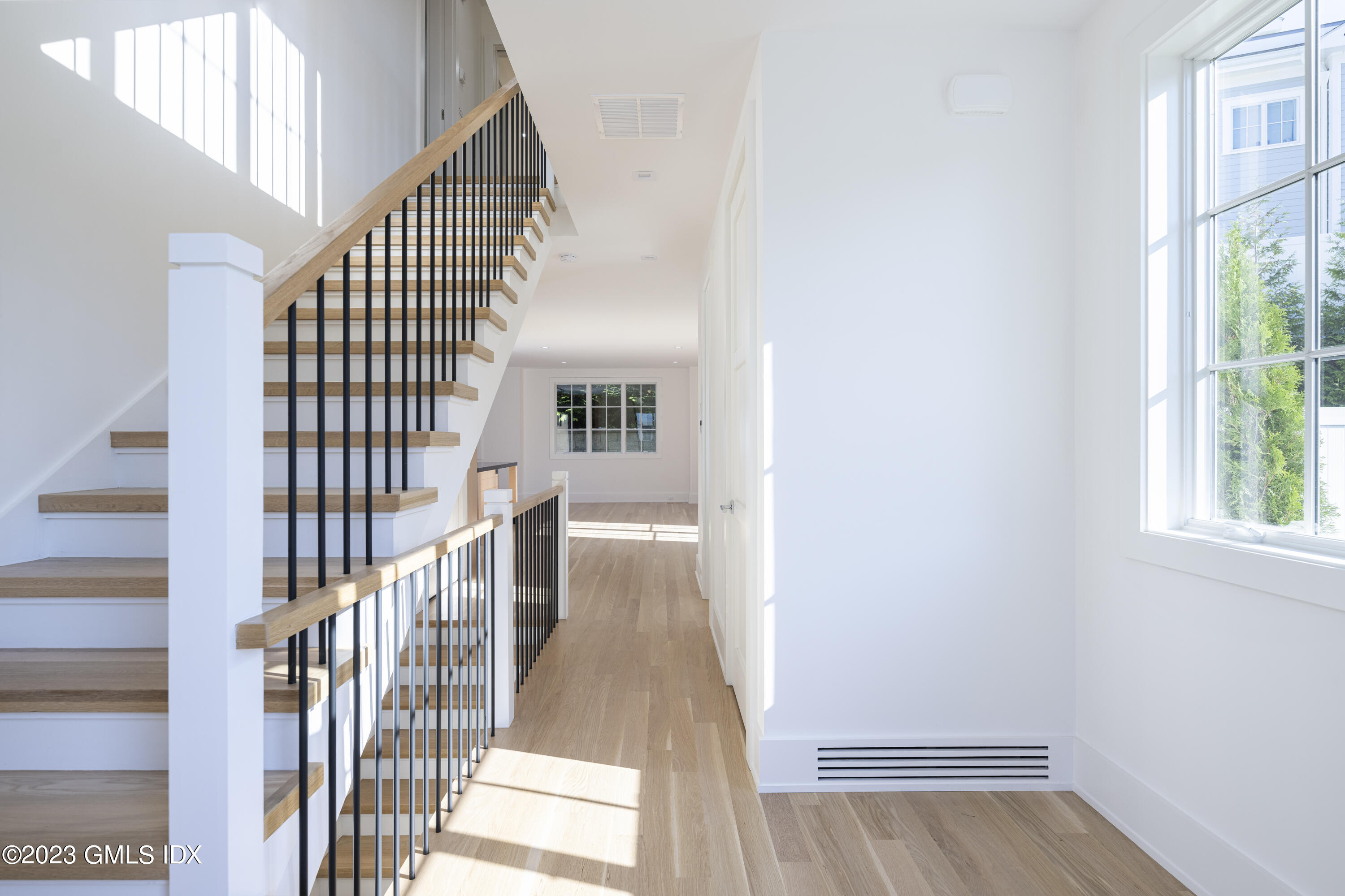 189 Davis Avenue, Unit B2 Greenwich, CT 06830 - Photo 5 of 27 Front entrance