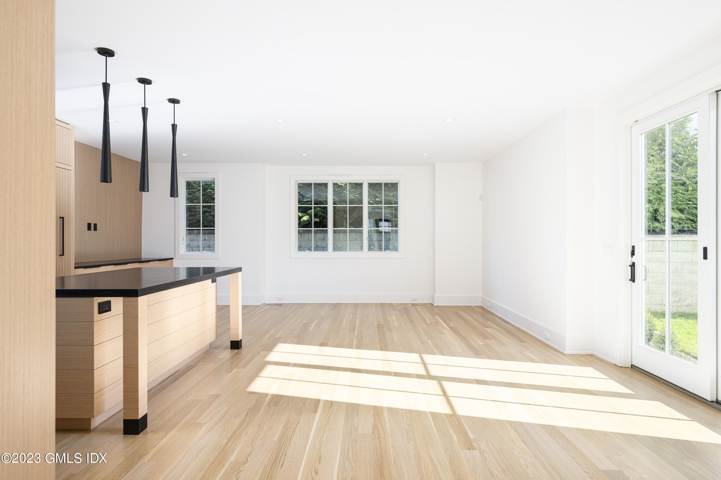 189 Davis Avenue, Unit B2 Greenwich, CT 06830 - Photo 6 of 27 Living room