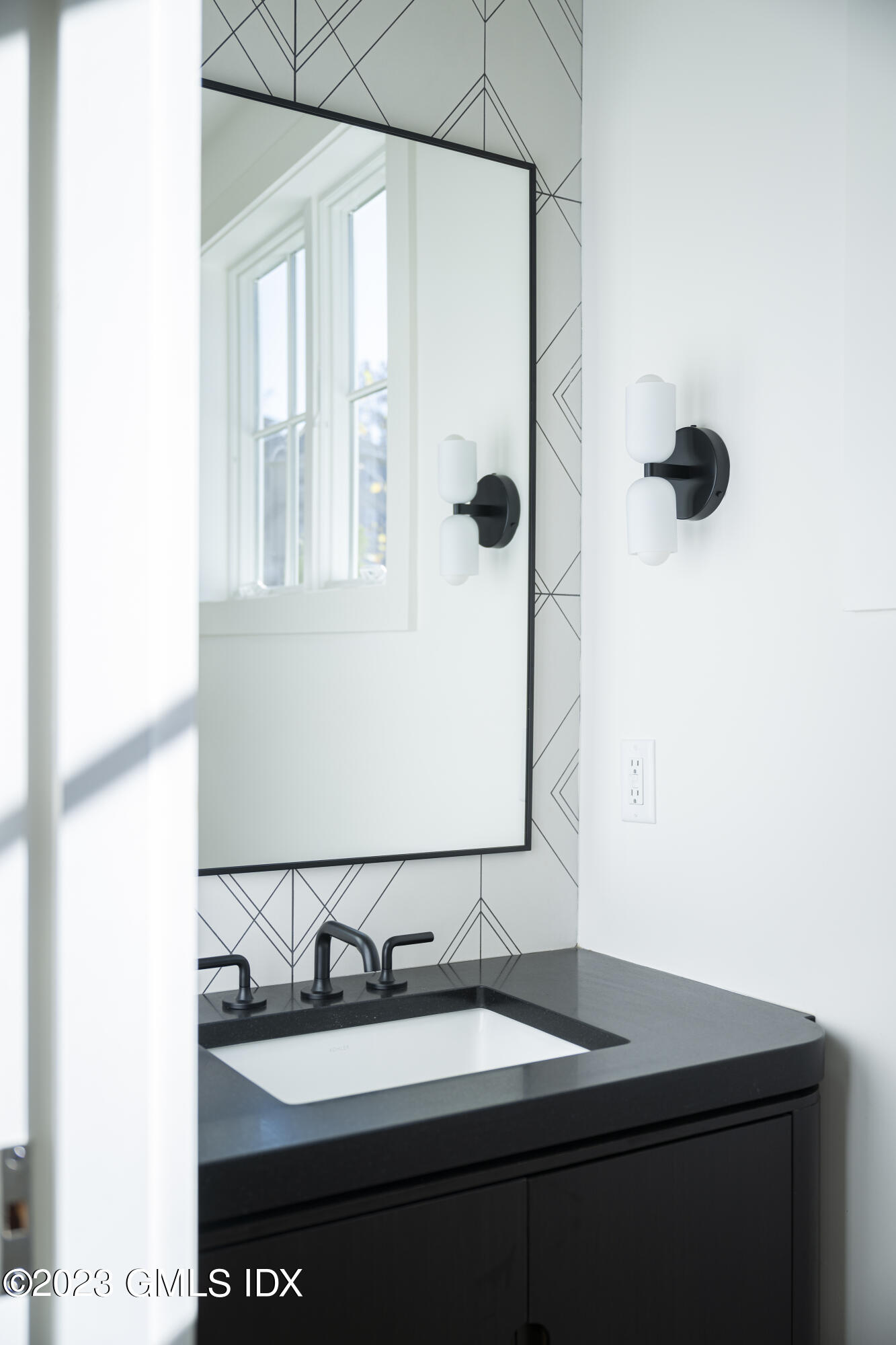 189 Davis Avenue, Unit B2 Greenwich, CT 06830 - Photo 9 of 27 Powder room