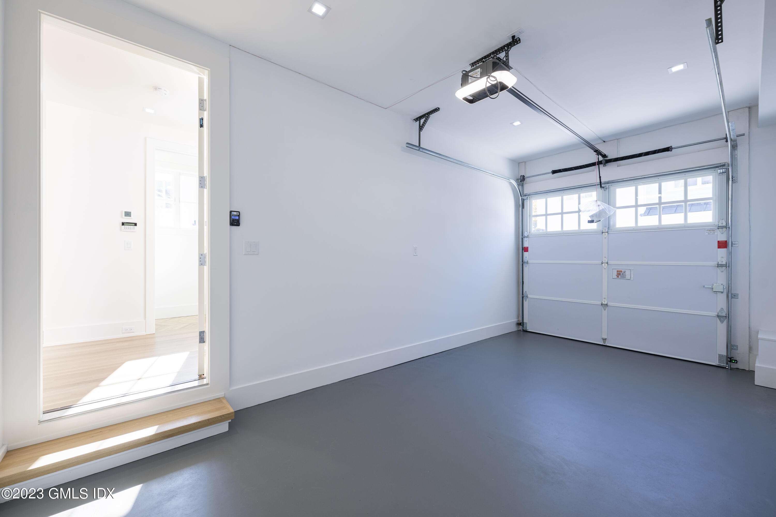 189 Davis Avenue, Unit B2 Greenwich, CT 06830 - Photo 10 of 27 Garage