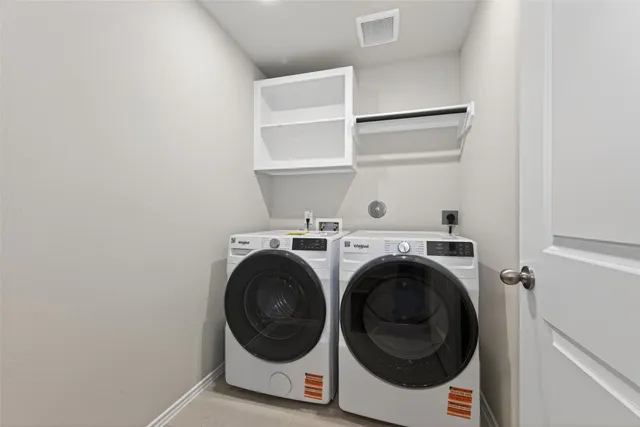 a view of a big room with closet and a ceiling fan