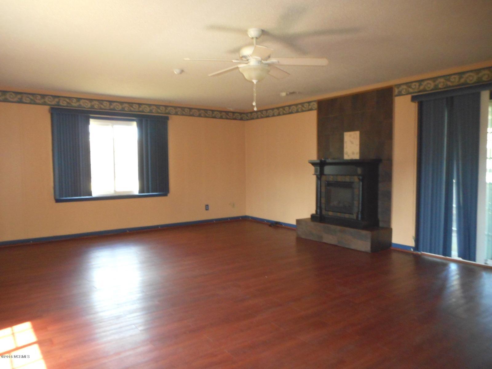 1230 Hibbs Road Newport, NC 28570 - Photo 8 of 39 Family Room Toward Fieplace