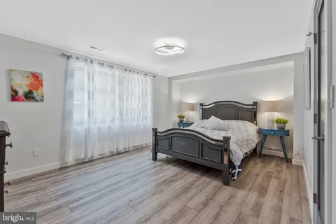 a view of a livingroom with washer and dryer