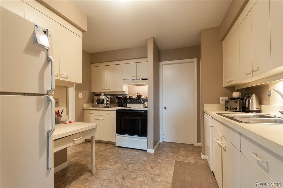 4049 West Maple Road, Unit 103 Bloomfield Hills, MI 48301 - Photo 6 of 17 Maple-9.jpg