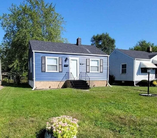 a view of a house with a backyard