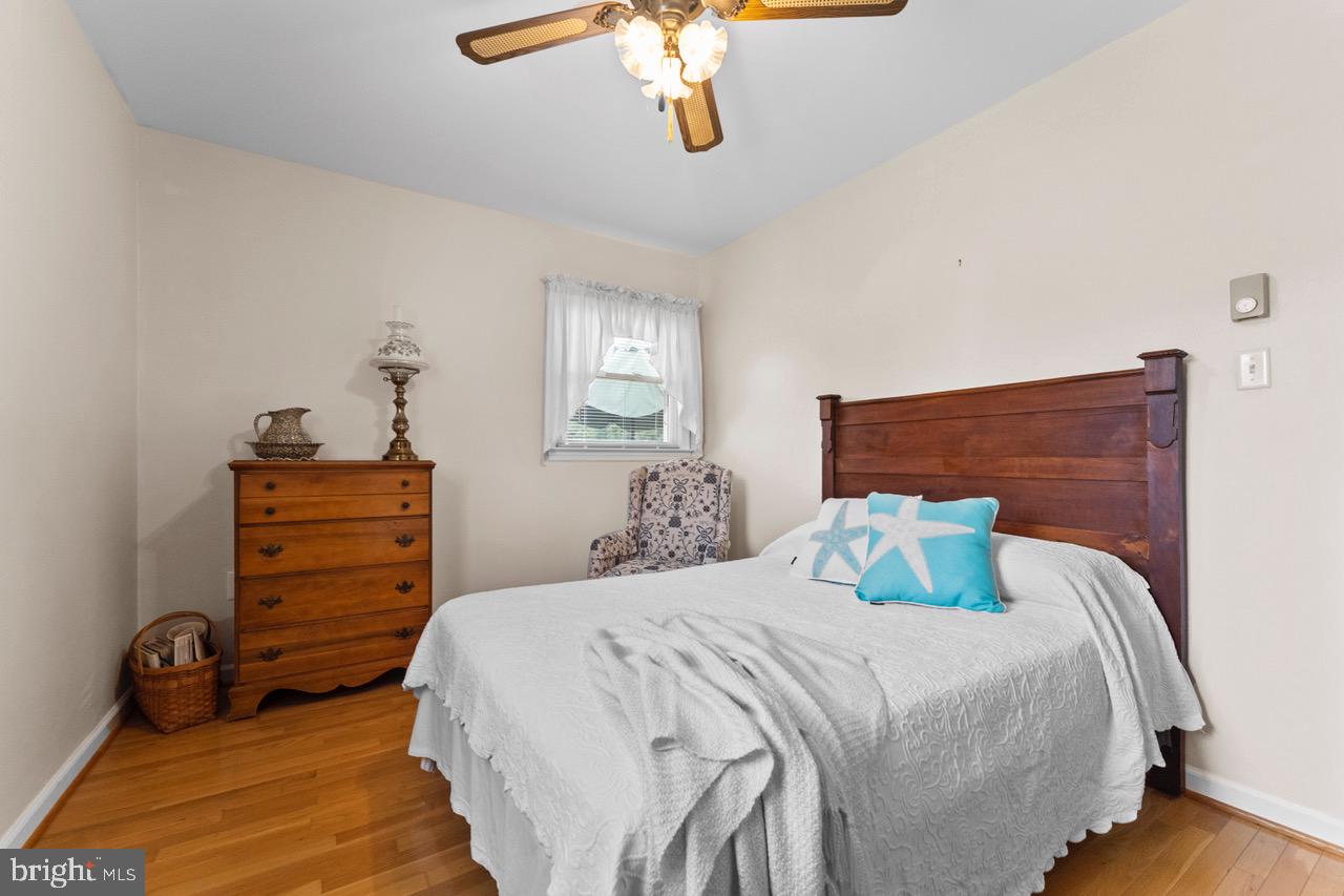 1118 Eppings Tract Road Montross, VA 22520 - Photo 17 of 28 2nd Bedroom w/hardwd flrs, & ceiling fan.