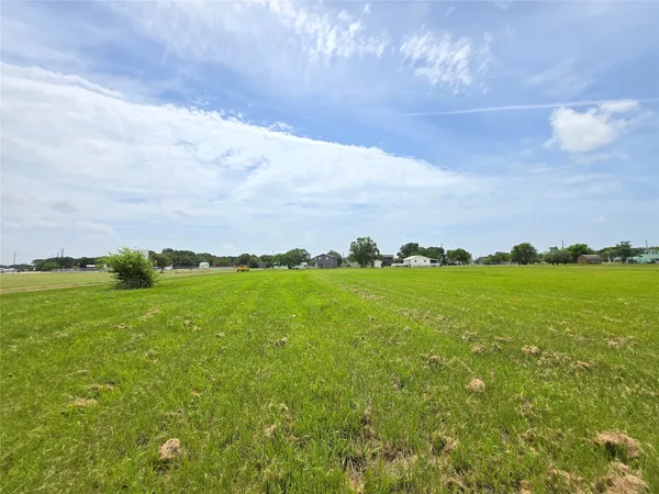 a view of yard with ocean