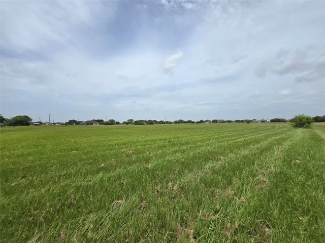 a view of yard with ocean