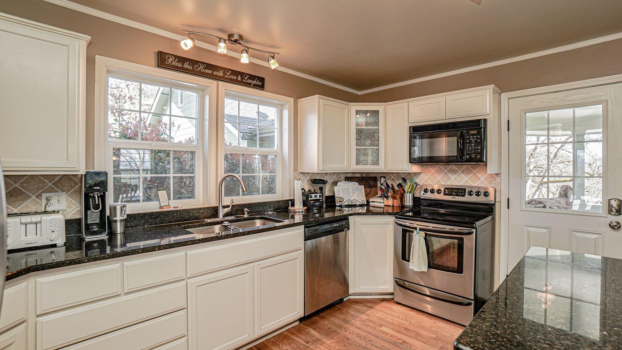 890 Nick Young Road Eagle Point, OR 97524 - Photo 7 of 29 OwYO0Jqo
