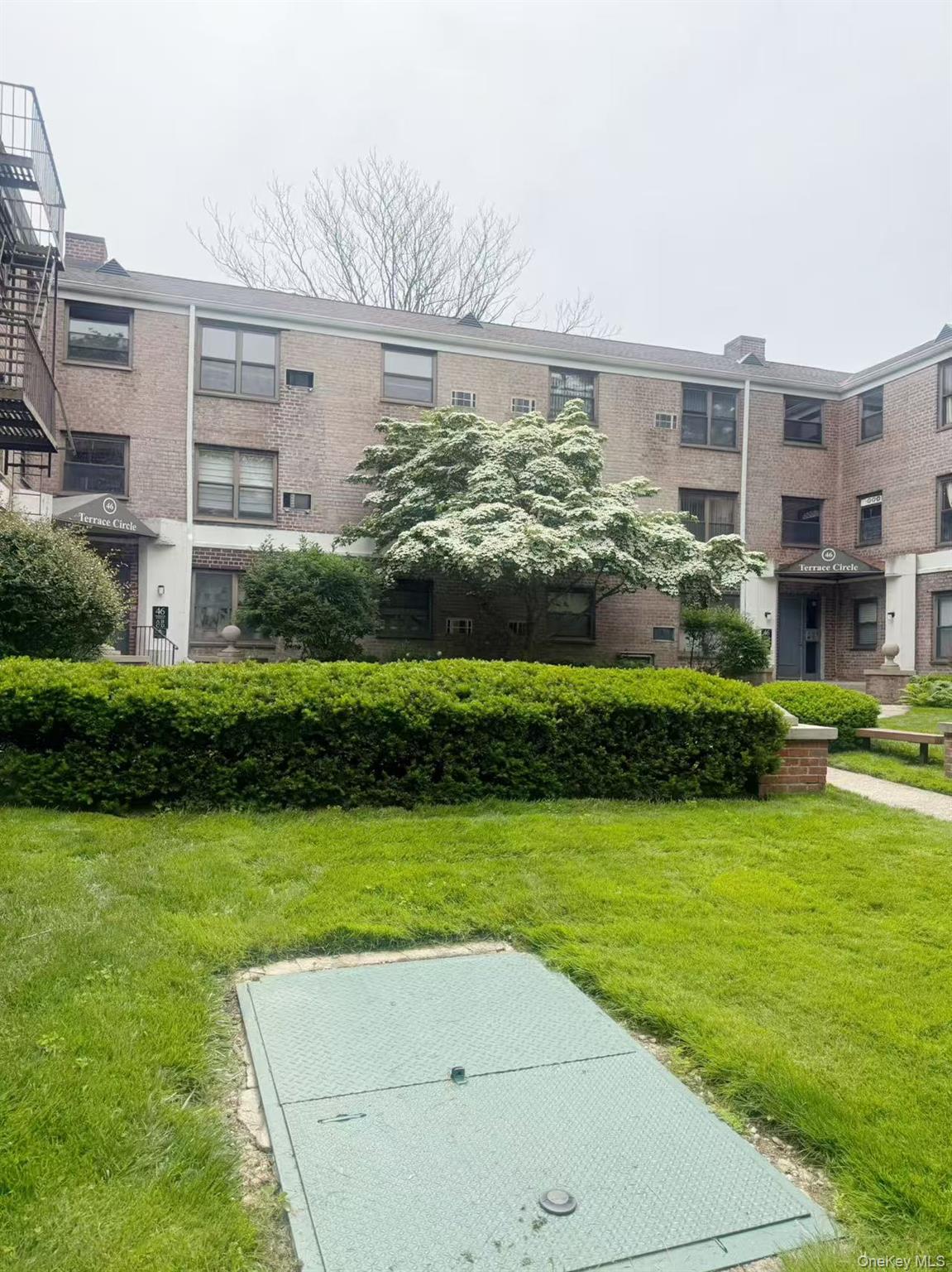 46 Terrace Circle, Unit 2C Great Neck, NY 11021 - Photo 5 of 14 View of home's community featuring a lawn