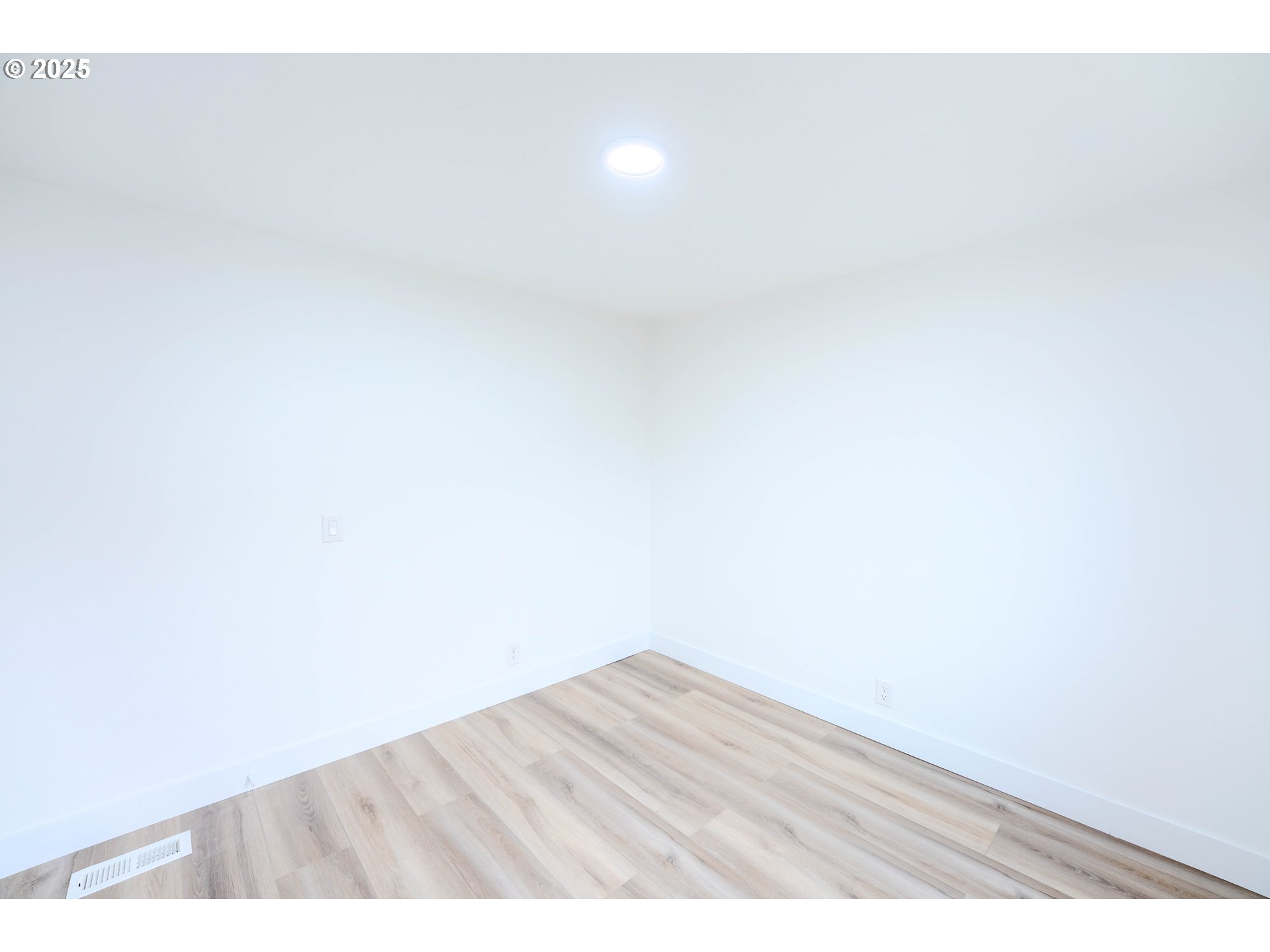 3370 Maple Street, Unit 44 Hubbard, OR 97032 - Photo 21 of 29 a view of an empty room