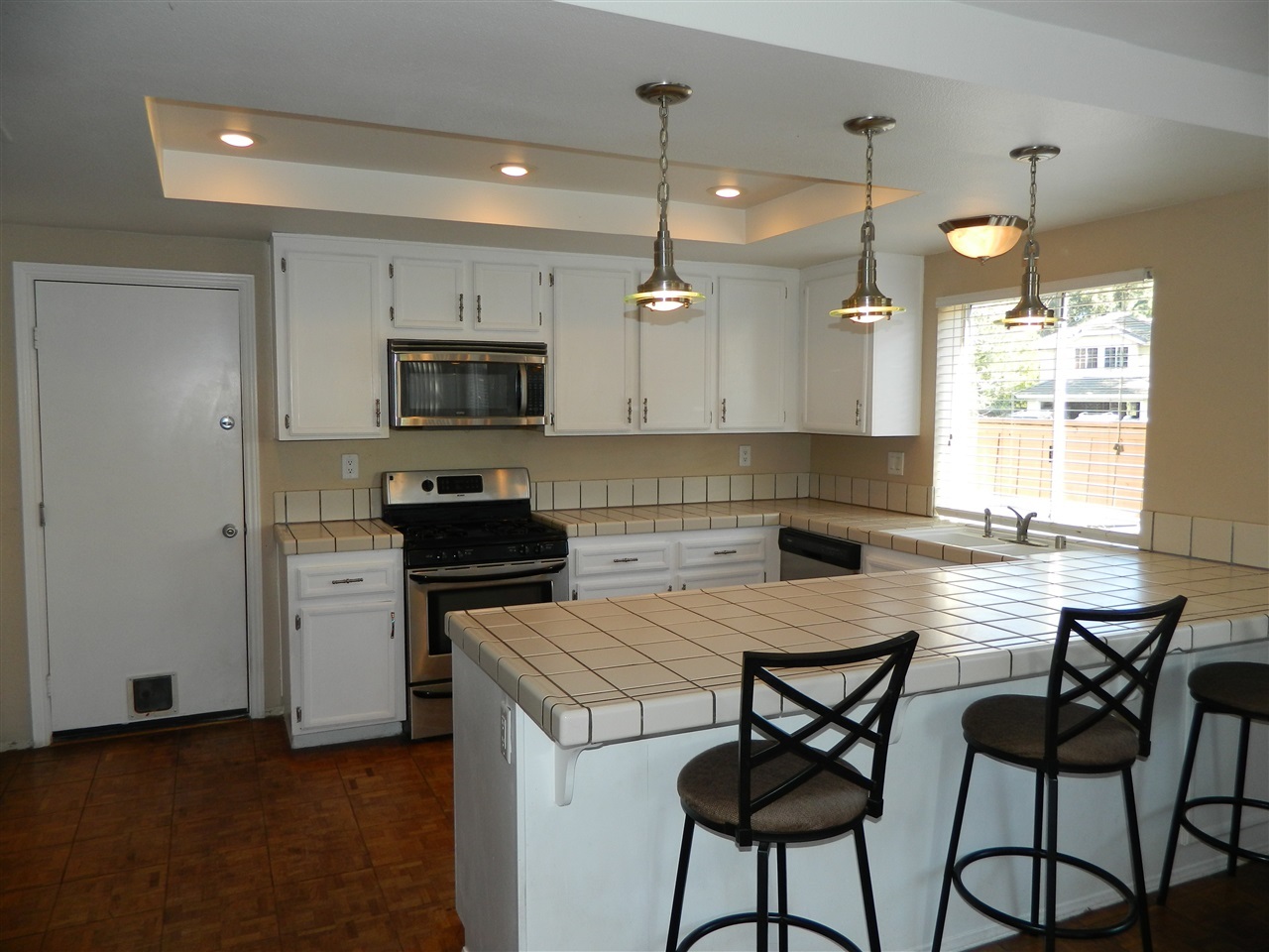 686 Rue Avallon Chula Vista, CA 91913 - Photo 10 of 25 Large Kitchen