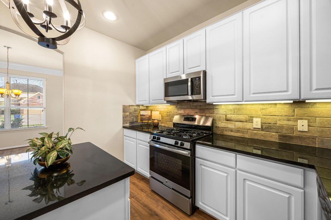 2922 Coachmaker Trail Rosenberg, TX 77471 - Photo 9 of 29 Ample counter space for preparing meals!