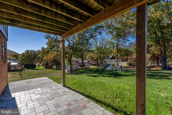a view of a backyard