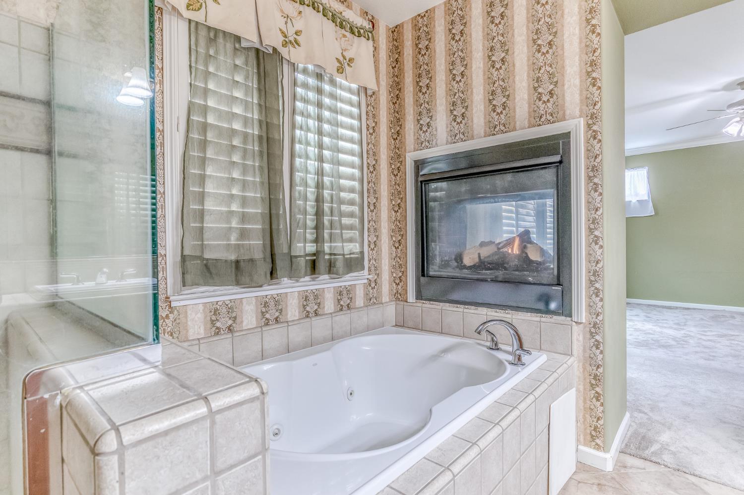 188 Thomsen Road Lathrop, CA 95330 - Photo 23 of 27 a bathroom with bathtub and window