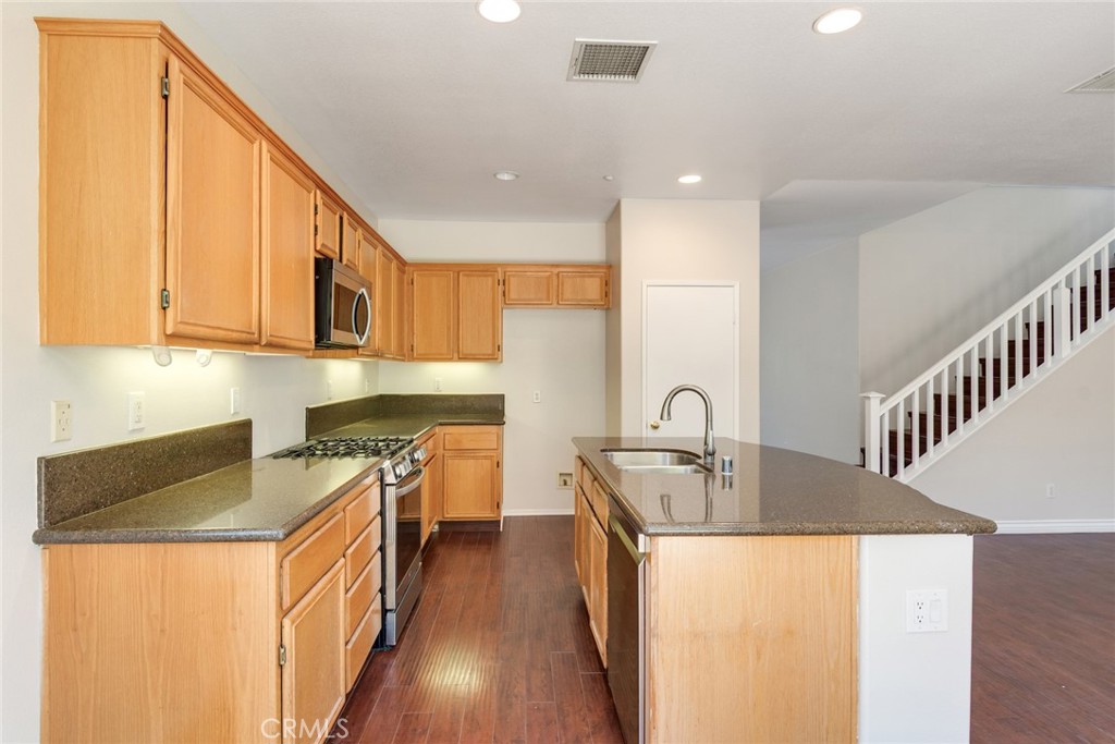 11140 Bridgepoint Court Riverside, CA 92505 - Photo 13 of 33 Kitchen