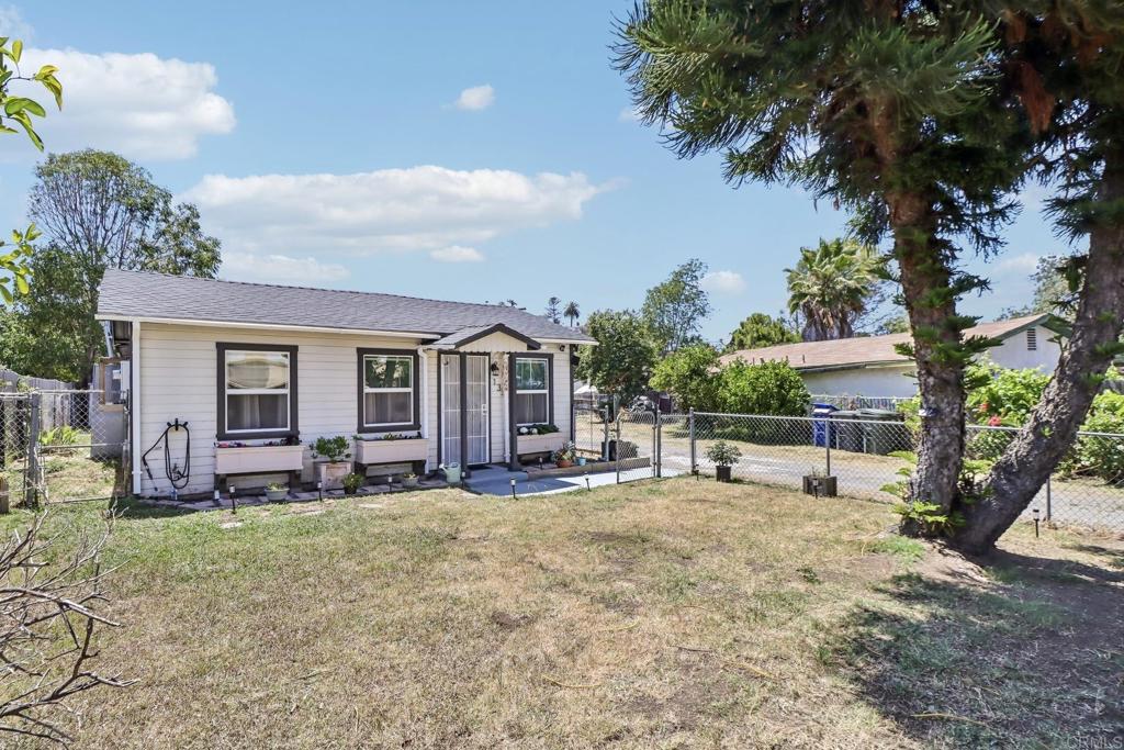 133 Natal Way Vista, CA 92083 - Photo 3 of 24