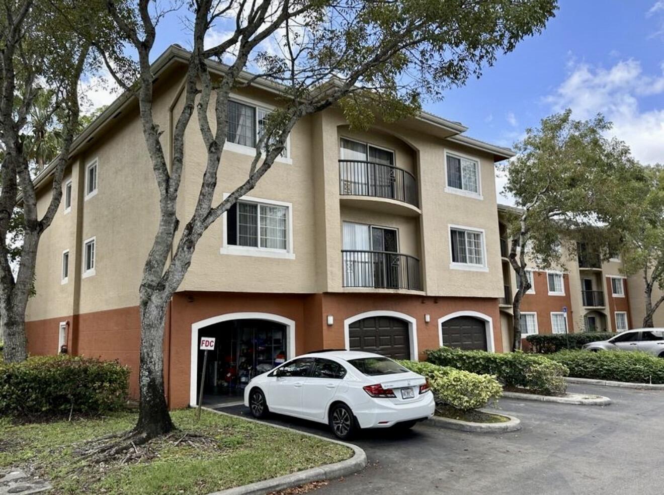 4191 Haverhill Road, Unit 405 West Palm Beach, FL 33417 - Photo 4 of 86 IMG_3321