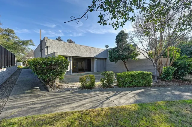 a view of a yard in front of house