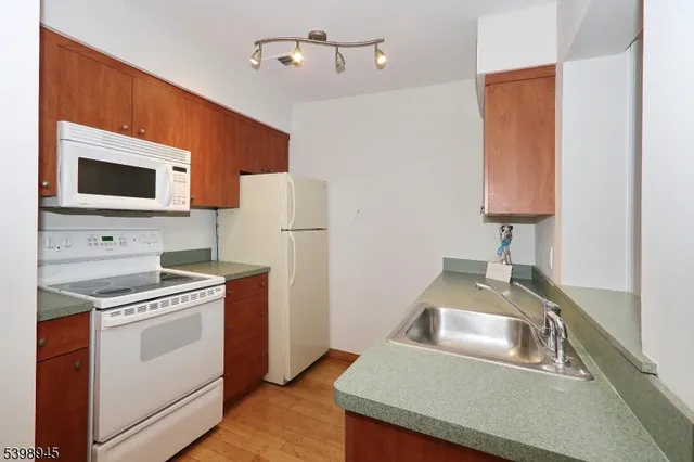 $1,950 | 21 Parkside Road, Bedminster, NJ 07921