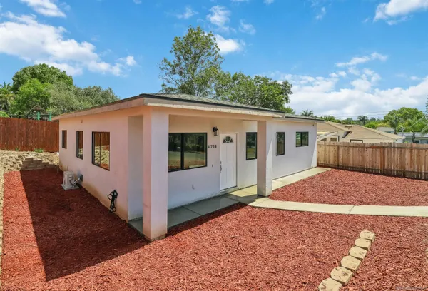 a view of a house with backyard and garden