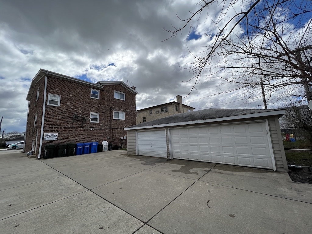 568 Ida Court Mount Prospect, IL 60056 - Photo 2 of 25 a view of a house with a garage