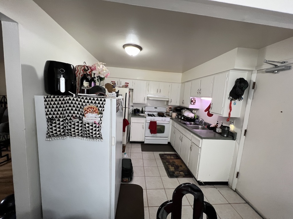 568 Ida Court Mount Prospect, IL 60056 - Photo 5 of 25 a kitchen with a refrigerator and a stove top oven