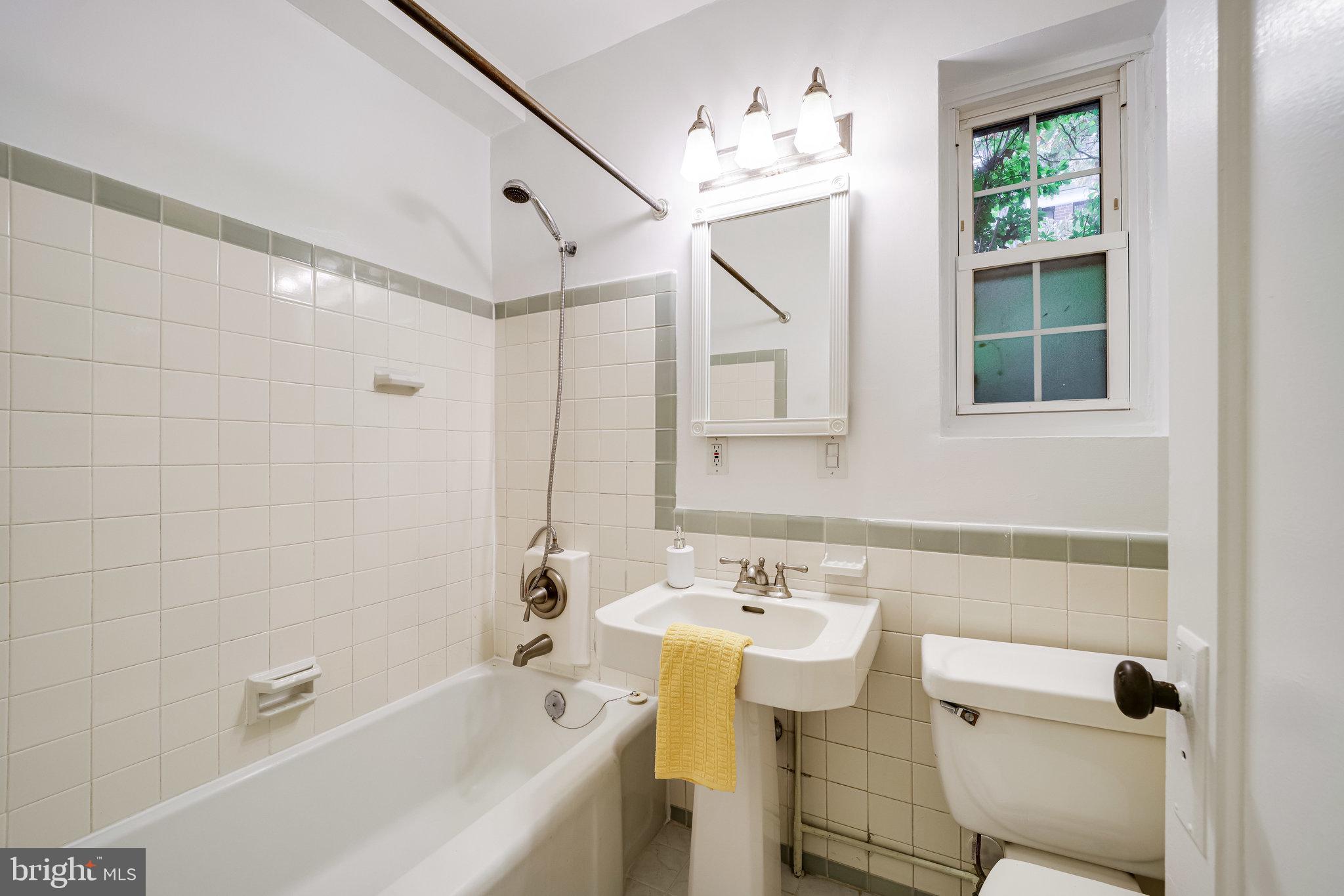 3300 Gunston Road Alexandria, VA 22302 - Photo 27 of 36 Glistening bathroom with shower and tub