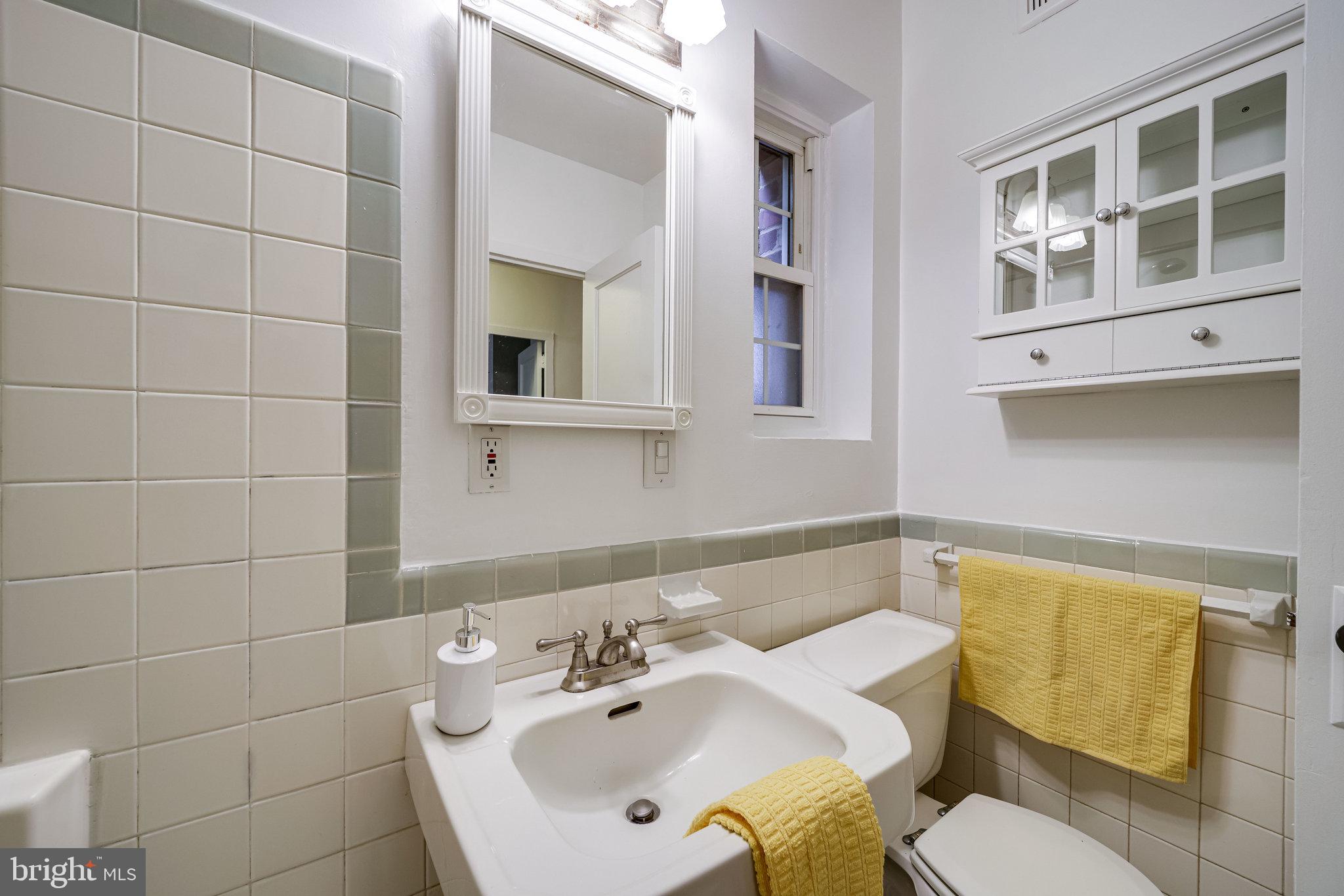 3300 Gunston Road Alexandria, VA 22302 - Photo 28 of 36 Bathroom w/ brand new ceiling exhaust fan