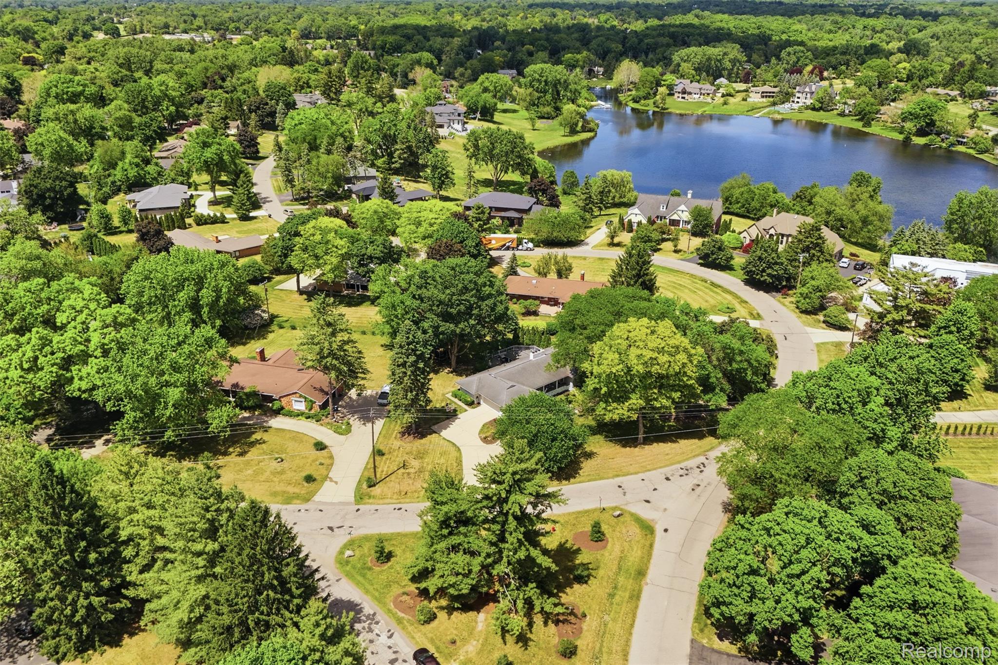 6998 Meadowlake Road Bloomfield Hills, MI 48301 - Photo 41 of 49 42_6998 meadowlake rd-42.jpg
