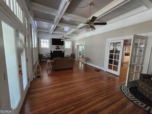 a view of a livingroom with hardwood floor and a ceiling fan