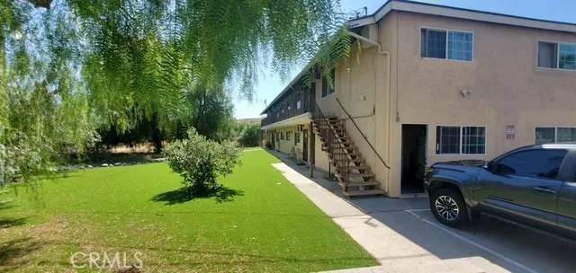 a view of a house with backyard and garden