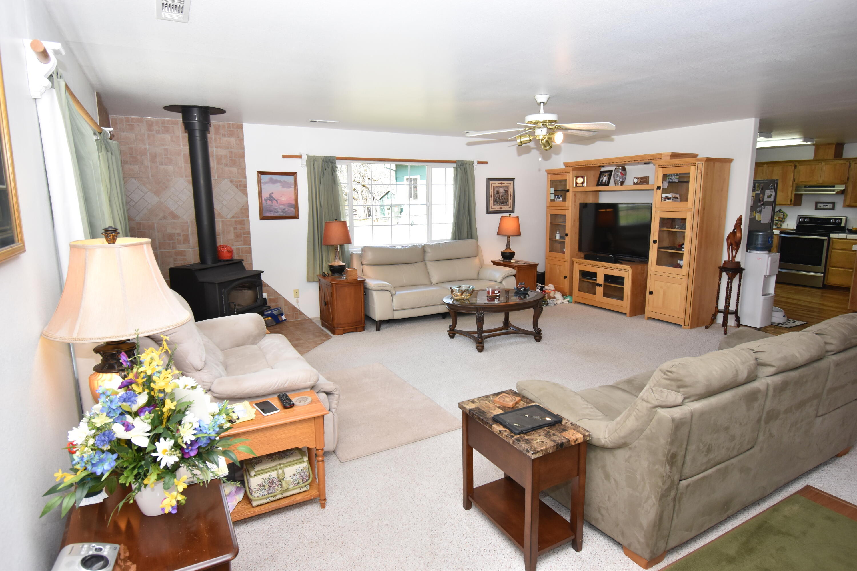 372 Bond Road Shady Cove, OR 97539 - Photo 17 of 33 Interior 2