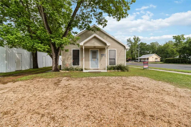 $475,000 | 300 Bishop Street, Smithville, TX 78957
