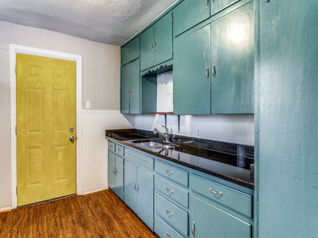 1136 Garland Avenue Austin, TX 78721 - Photo 2 of 24 a kitchen with granite countertop cabinets and stainless steel appliances