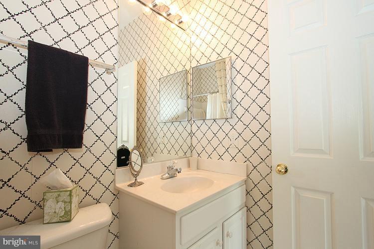 201 Hart Road Gaithersburg, MD 20878 - Photo 23 of 30 Bath