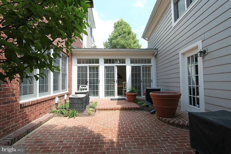 201 Hart Road Gaithersburg, MD 20878 - Photo 24 of 30 Exterior (Rear)